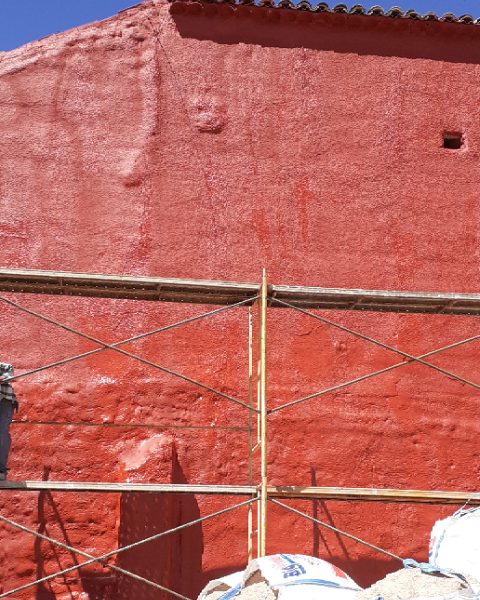 fachada roja Aislamientos Ayara