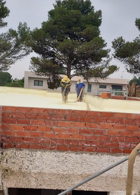trabajadores en tejado Aislamientos Ayara
